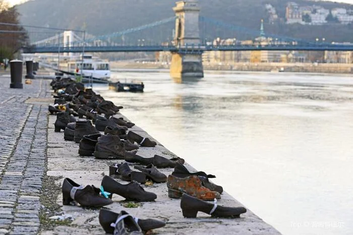 Scarpe sulla riva del Danubio