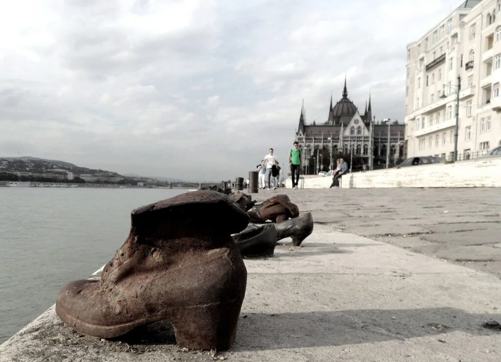 Scarpe sulla riva del Danubio